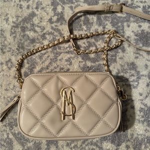 Steve Madden Small Guilted Crossbody Beige Purse. Adjustable strap Gold Hardware